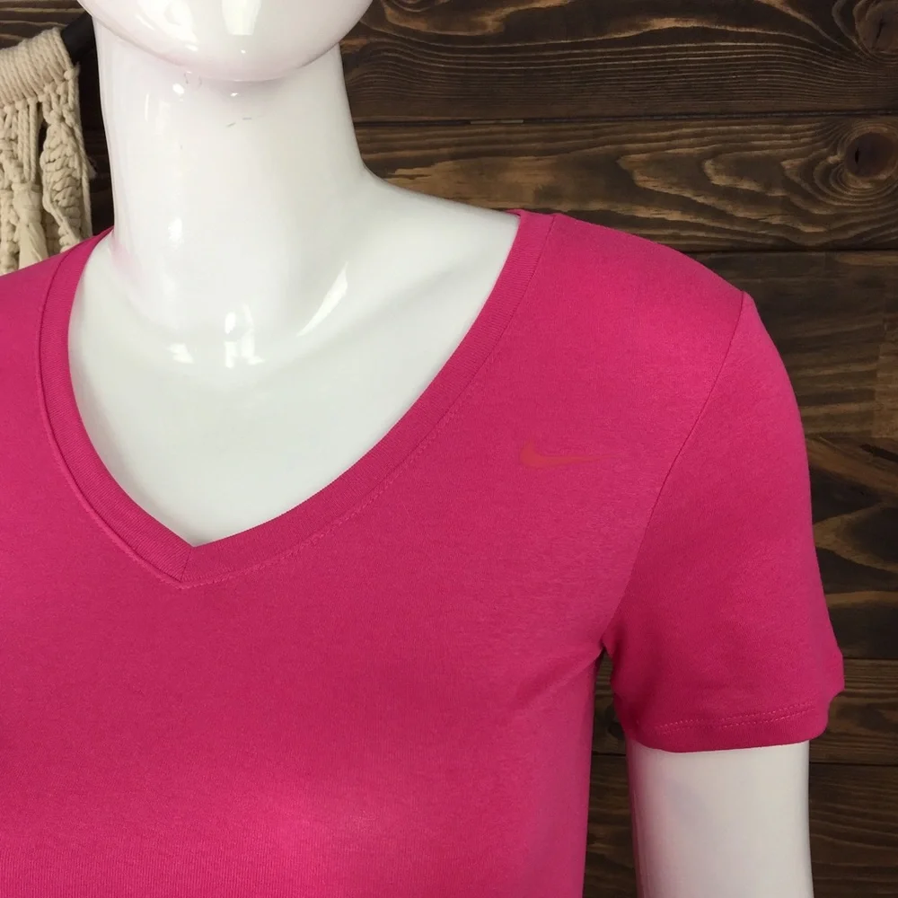 NIKE | Swoosh Logo V-Neck Tee‎
